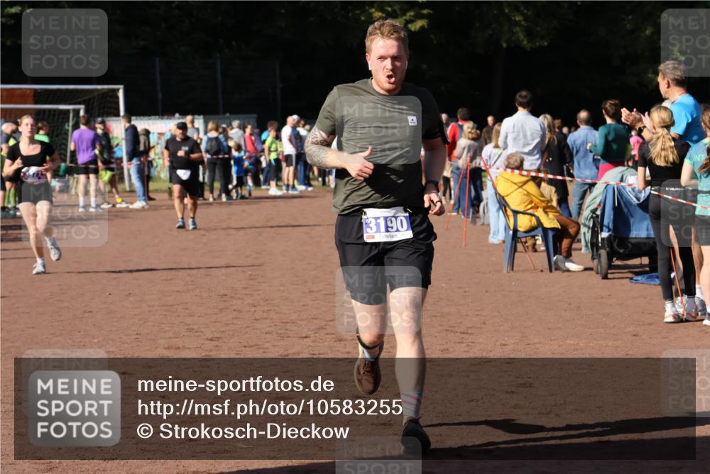 27.09.2026 - 35. Volkslauf durch das schöne Alstertal Strokosch-Dieckow http://msf.ph/oto/10583255 27.09.2026 11:29:06 Ziel 3145, 3190, 3371 meine-sportfotos.de