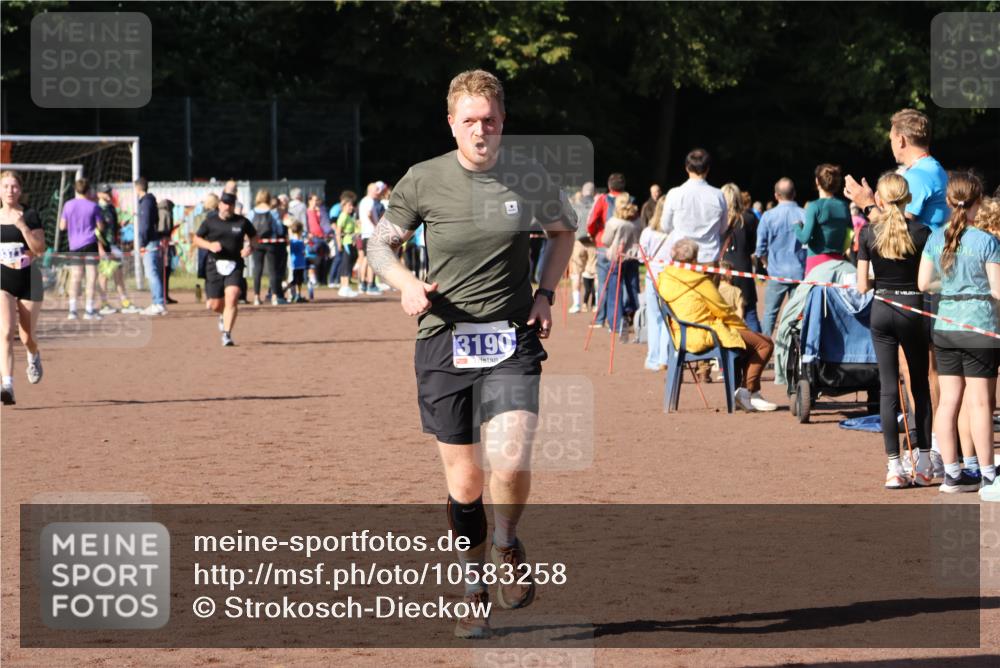 27.09.2026 - 35. Volkslauf durch das schöne Alstertal Strokosch-Dieckow http://msf.ph/oto/10583258 27.09.2026 11:29:06 Ziel 3145, 3190, 3371 meine-sportfotos.de