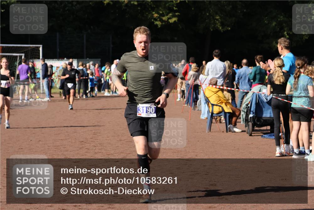 27.09.2026 - 35. Volkslauf durch das schöne Alstertal Strokosch-Dieckow http://msf.ph/oto/10583261 27.09.2026 11:29:05 Ziel 3145, 3190, 3371 meine-sportfotos.de