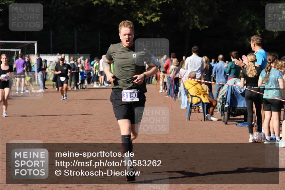 27.09.2026 - 35. Volkslauf durch das schöne Alstertal Strokosch-Dieckow http://msf.ph/oto/10583262 27.09.2026 11:29:05 Ziel 3145, 3190, 3371 meine-sportfotos.de