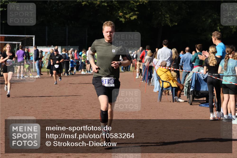 27.09.2026 - 35. Volkslauf durch das schöne Alstertal Strokosch-Dieckow http://msf.ph/oto/10583264 27.09.2026 11:29:05 Ziel 3145, 3190, 3371 meine-sportfotos.de
