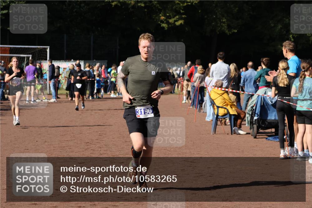 27.09.2026 - 35. Volkslauf durch das schöne Alstertal Strokosch-Dieckow http://msf.ph/oto/10583265 27.09.2026 11:29:05 Ziel 3145, 3190, 3371 meine-sportfotos.de