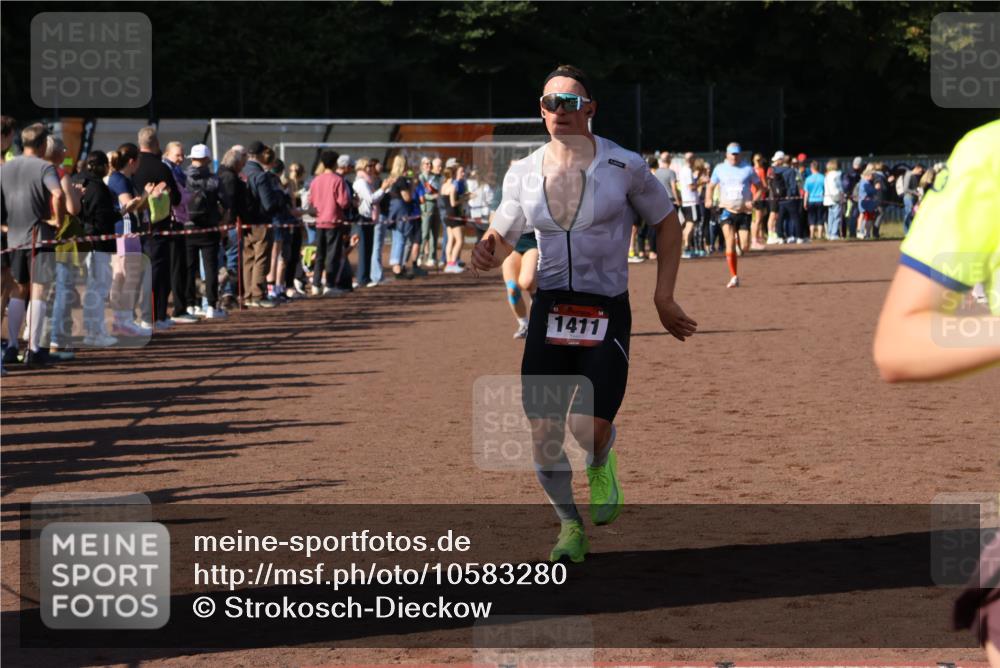 27.09.2026 - 35. Volkslauf durch das schöne Alstertal Strokosch-Dieckow http://msf.ph/oto/10583280 27.09.2026 11:26:50 Ziel 1411, 3157, 3396, 3403, 3958 meine-sportfotos.de