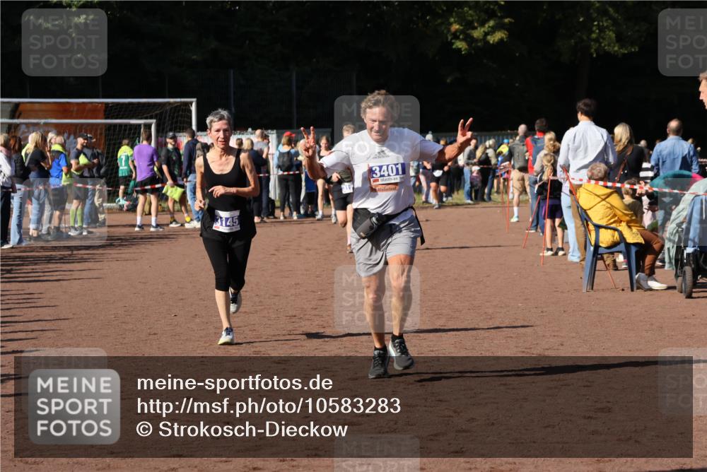 27.09.2026 - 35. Volkslauf durch das schöne Alstertal Strokosch-Dieckow http://msf.ph/oto/10583283 27.09.2026 11:28:58 Ziel 3145, 3190, 3401, 3424 meine-sportfotos.de