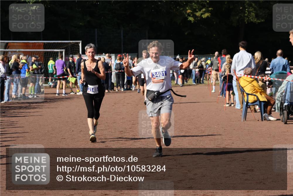 27.09.2026 - 35. Volkslauf durch das schöne Alstertal Strokosch-Dieckow http://msf.ph/oto/10583284 27.09.2026 11:28:58 Ziel 3145, 3190, 3401, 3424 meine-sportfotos.de