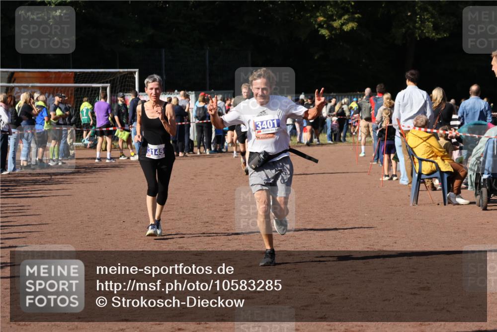 27.09.2026 - 35. Volkslauf durch das schöne Alstertal Strokosch-Dieckow http://msf.ph/oto/10583285 27.09.2026 11:28:58 Ziel 3145, 3190, 3401, 3424 meine-sportfotos.de