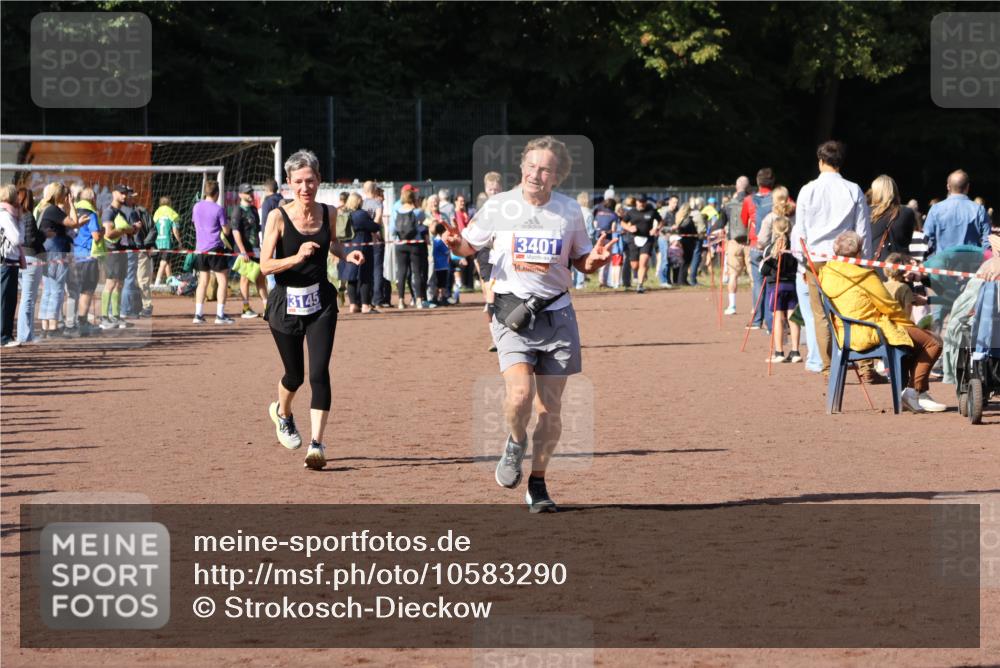 27.09.2026 - 35. Volkslauf durch das schöne Alstertal Strokosch-Dieckow http://msf.ph/oto/10583290 27.09.2026 11:28:58 Ziel 3145, 3190, 3401, 3424 meine-sportfotos.de
