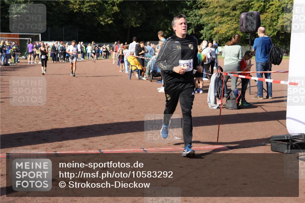 27.09.2026 - 35. Volkslauf durch das schöne Alstertal Strokosch-Dieckow http://msf.ph/oto/10583292 27.09.2026 11:28:54 Ziel 1002, 3145, 3401, 3424 meine-sportfotos.de