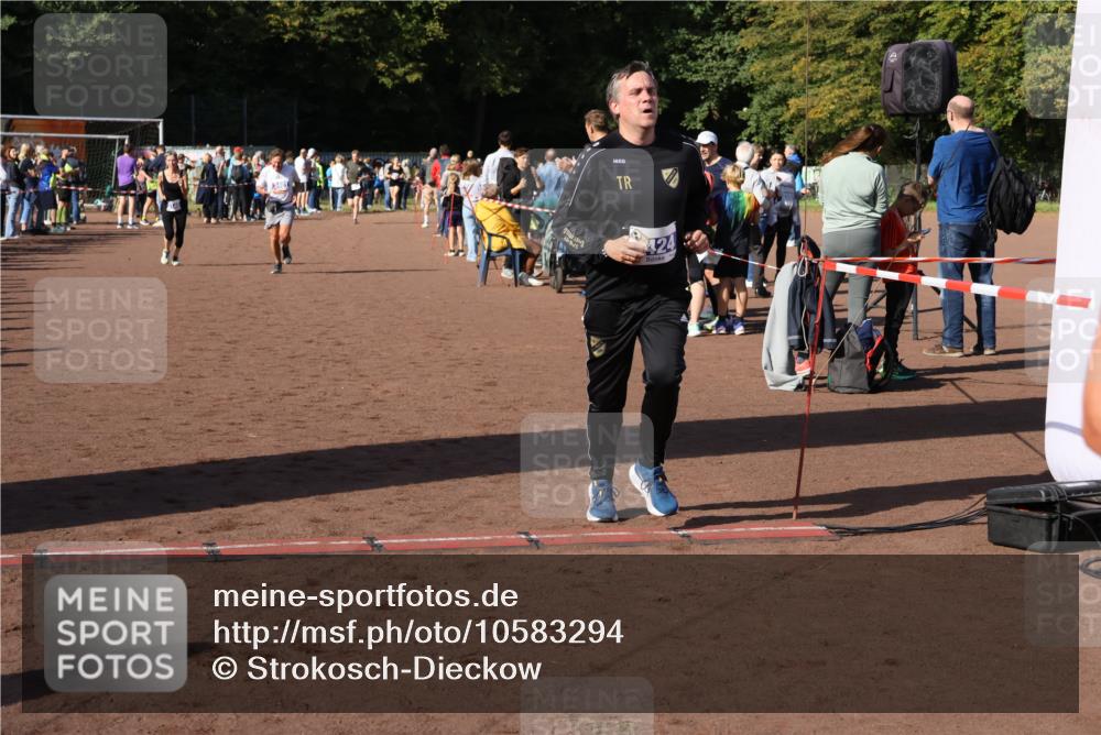 27.09.2026 - 35. Volkslauf durch das schöne Alstertal Strokosch-Dieckow http://msf.ph/oto/10583294 27.09.2026 11:28:54 Ziel 1002, 3145, 3401, 3424 meine-sportfotos.de