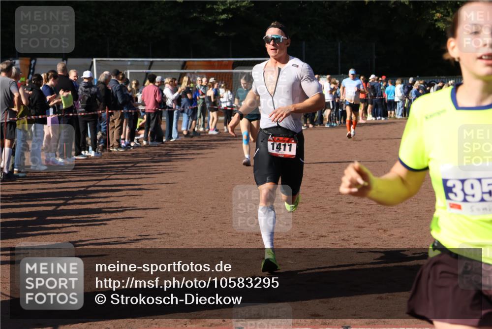 27.09.2026 - 35. Volkslauf durch das schöne Alstertal Strokosch-Dieckow http://msf.ph/oto/10583295 27.09.2026 11:26:50 Ziel 1411, 3157, 3396, 3403, 3958 meine-sportfotos.de