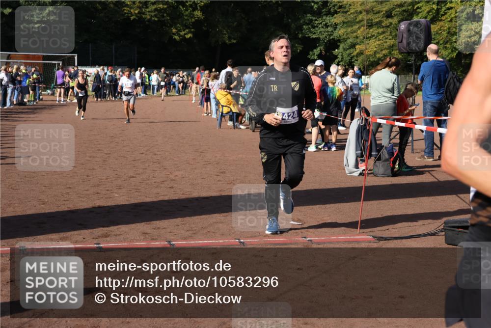 27.09.2026 - 35. Volkslauf durch das schöne Alstertal Strokosch-Dieckow http://msf.ph/oto/10583296 27.09.2026 11:28:54 Ziel 1002, 3145, 3401, 3424 meine-sportfotos.de