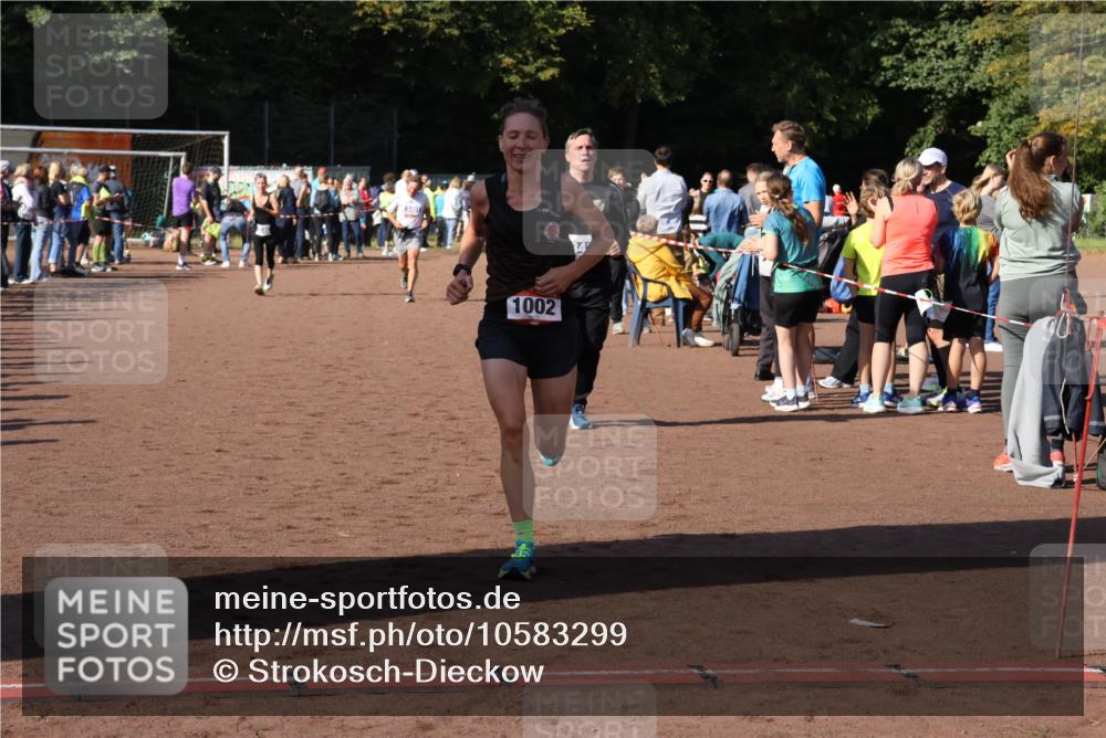 27.09.2026 - 35. Volkslauf durch das schöne Alstertal Strokosch-Dieckow http://msf.ph/oto/10583299 27.09.2026 11:28:52 Ziel 1002, 3311, 3401, 3424 meine-sportfotos.de