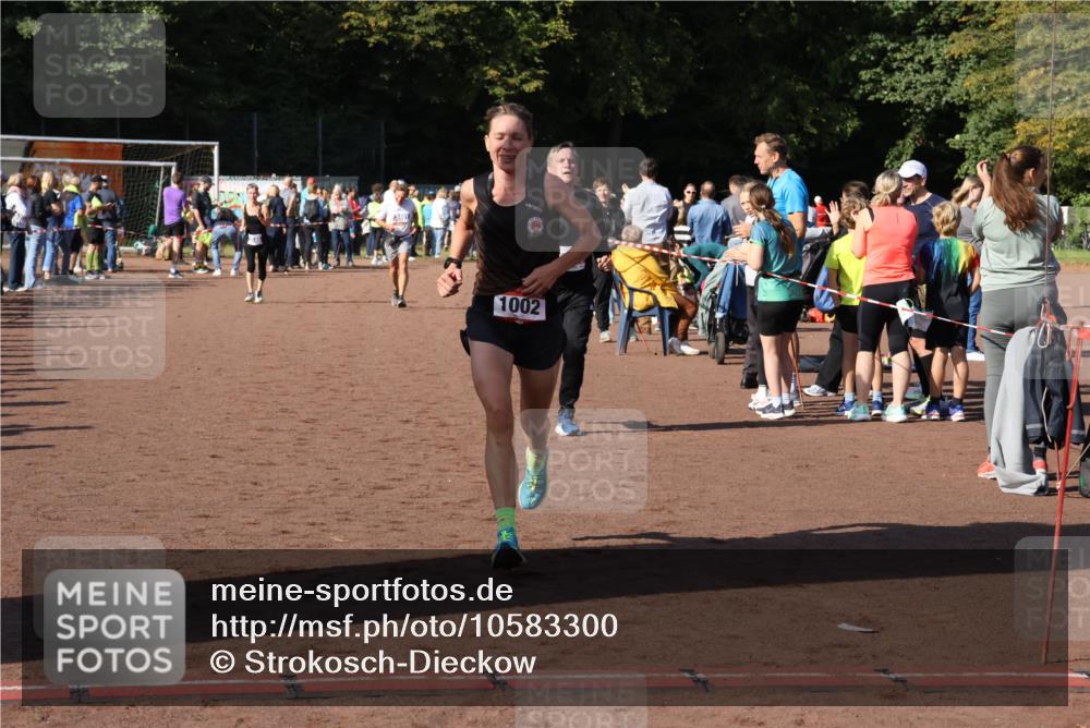 27.09.2026 - 35. Volkslauf durch das schöne Alstertal Strokosch-Dieckow http://msf.ph/oto/10583300 27.09.2026 11:28:51 Ziel 1002, 3206, 3311, 3424 meine-sportfotos.de