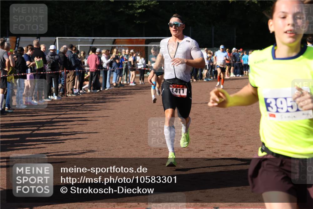 27.09.2026 - 35. Volkslauf durch das schöne Alstertal Strokosch-Dieckow http://msf.ph/oto/10583301 27.09.2026 11:26:50 Ziel 1411, 3157, 3396, 3403, 3958 meine-sportfotos.de