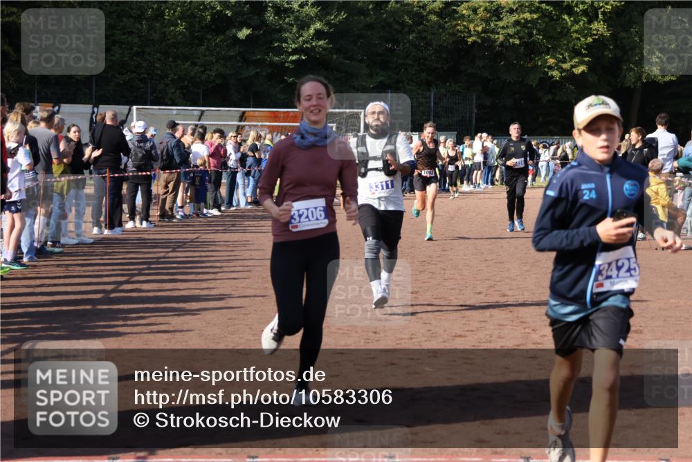 27.09.2026 - 35. Volkslauf durch das schöne Alstertal Strokosch-Dieckow http://msf.ph/oto/10583306 27.09.2026 11:28:47 Ziel 1002, 3206, 3311, 3424, 3425 meine-sportfotos.de
