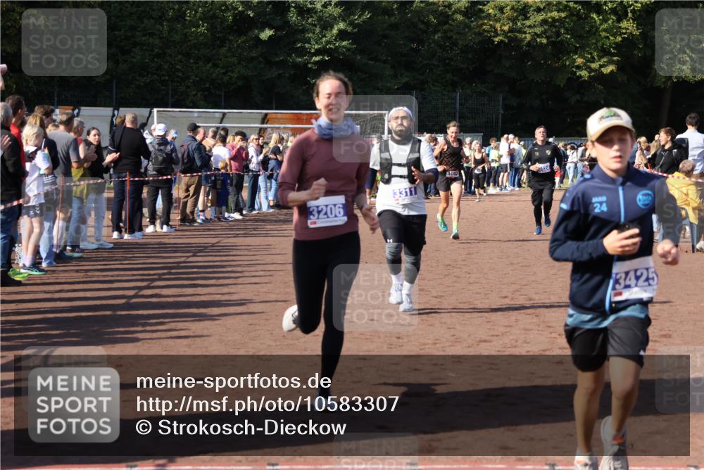 27.09.2026 - 35. Volkslauf durch das schöne Alstertal Strokosch-Dieckow http://msf.ph/oto/10583307 27.09.2026 11:28:47 Ziel 1002, 3206, 3311, 3424, 3425 meine-sportfotos.de