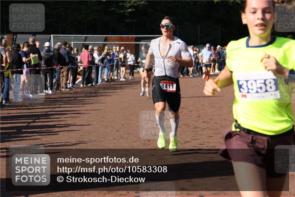 27.09.2026 - 35. Volkslauf durch das schöne Alstertal Strokosch-Dieckow http://msf.ph/oto/10583308 27.09.2026 11:26:50 Ziel 1411, 3157, 3396, 3403, 3958 meine-sportfotos.de