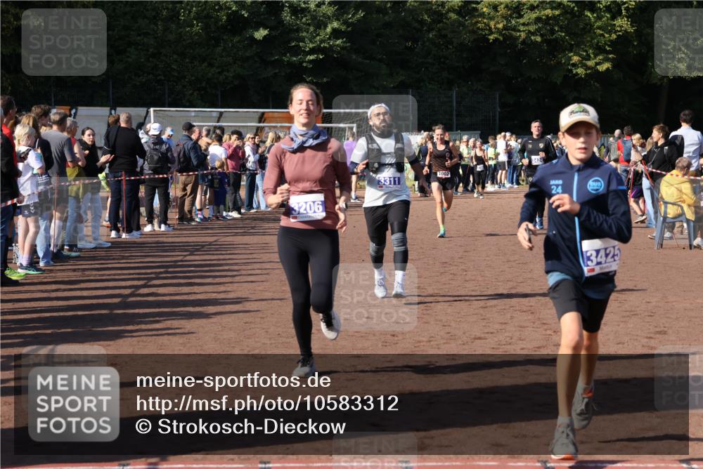 27.09.2026 - 35. Volkslauf durch das schöne Alstertal Strokosch-Dieckow http://msf.ph/oto/10583312 27.09.2026 11:28:47 Ziel 1002, 3206, 3311, 3424, 3425 meine-sportfotos.de