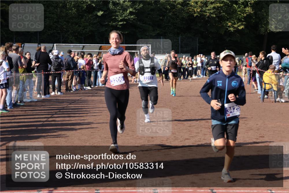 27.09.2026 - 35. Volkslauf durch das schöne Alstertal Strokosch-Dieckow http://msf.ph/oto/10583314 27.09.2026 11:28:46 Ziel 1002, 3206, 3311, 3424, 3425 meine-sportfotos.de