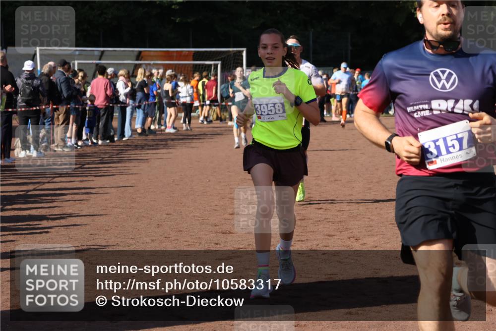 27.09.2026 - 35. Volkslauf durch das schöne Alstertal Strokosch-Dieckow http://msf.ph/oto/10583317 27.09.2026 11:26:48 Ziel 1411, 3157, 3396, 3403, 3958 meine-sportfotos.de