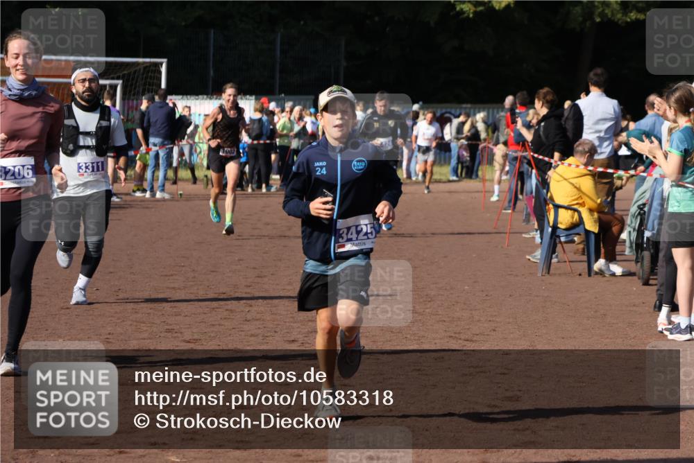 27.09.2026 - 35. Volkslauf durch das schöne Alstertal Strokosch-Dieckow http://msf.ph/oto/10583318 27.09.2026 11:28:45 Ziel 1002, 3206, 3311, 3425 meine-sportfotos.de