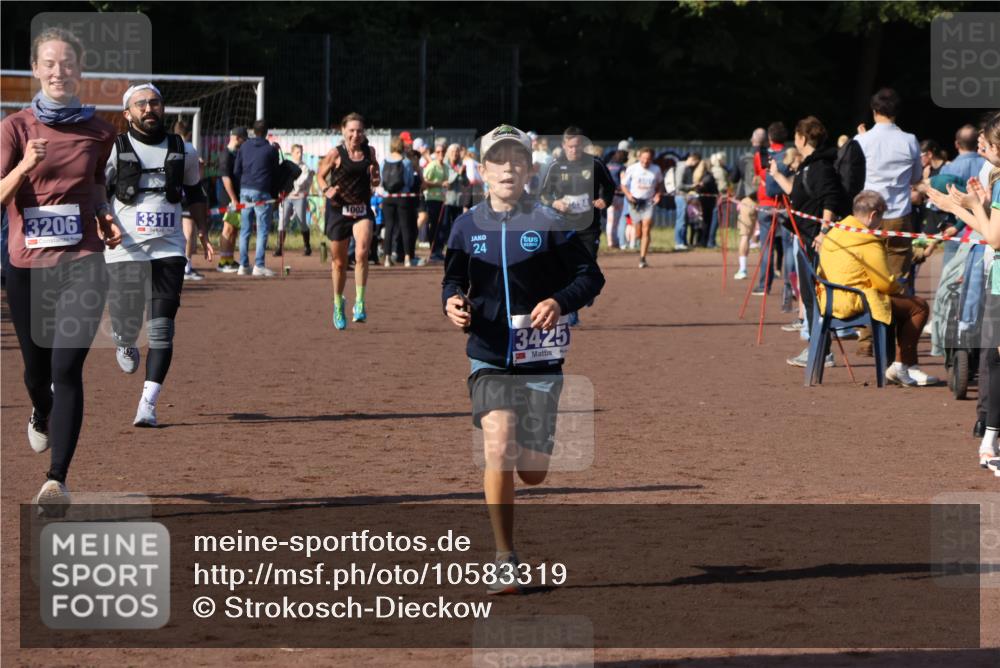 27.09.2026 - 35. Volkslauf durch das schöne Alstertal Strokosch-Dieckow http://msf.ph/oto/10583319 27.09.2026 11:28:45 Ziel 1002, 3206, 3311, 3425 meine-sportfotos.de