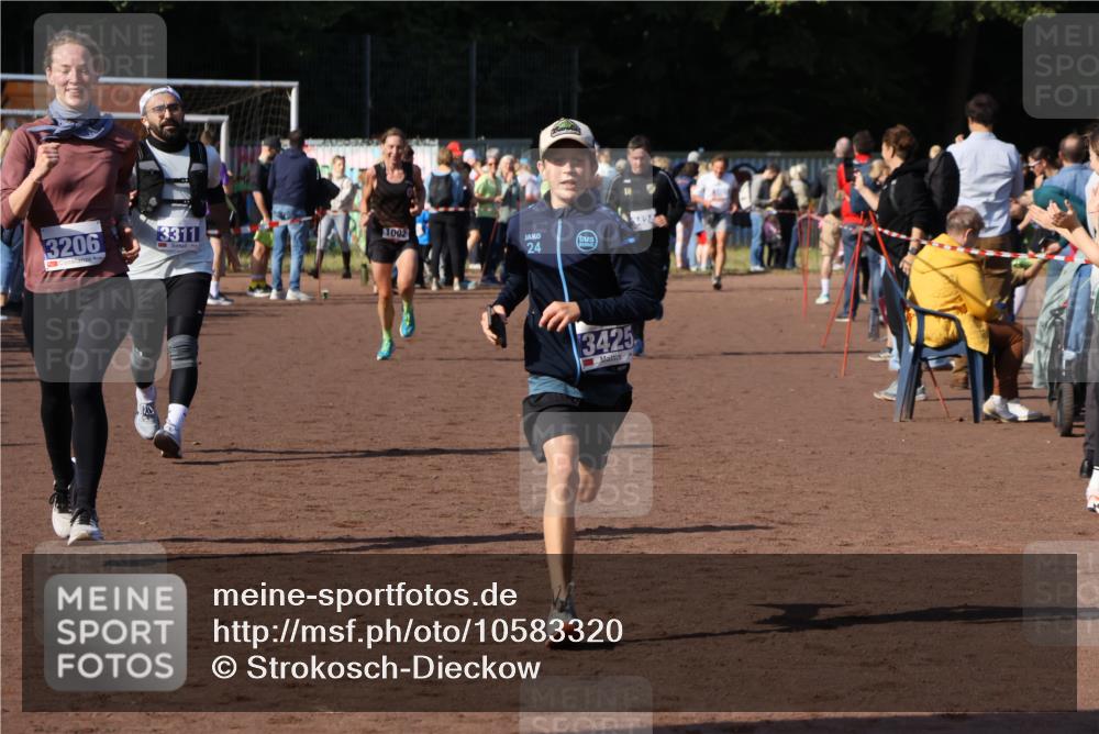 27.09.2026 - 35. Volkslauf durch das schöne Alstertal Strokosch-Dieckow http://msf.ph/oto/10583320 27.09.2026 11:28:45 Ziel 1002, 3206, 3311, 3425 meine-sportfotos.de