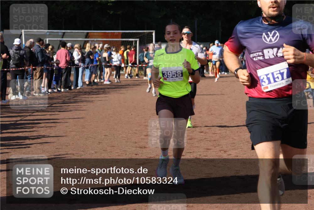 27.09.2026 - 35. Volkslauf durch das schöne Alstertal Strokosch-Dieckow http://msf.ph/oto/10583324 27.09.2026 11:26:48 Ziel 1411, 3157, 3396, 3403, 3958 meine-sportfotos.de