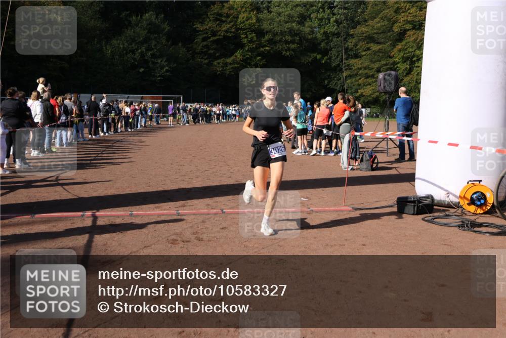 27.09.2026 - 35. Volkslauf durch das schöne Alstertal Strokosch-Dieckow http://msf.ph/oto/10583327 27.09.2026 11:28:35 Ziel 3025, 3026 meine-sportfotos.de