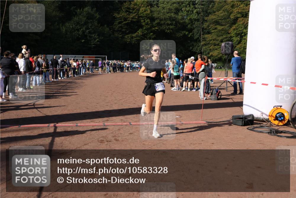27.09.2026 - 35. Volkslauf durch das schöne Alstertal Strokosch-Dieckow http://msf.ph/oto/10583328 27.09.2026 11:28:35 Ziel 3025, 3026 meine-sportfotos.de