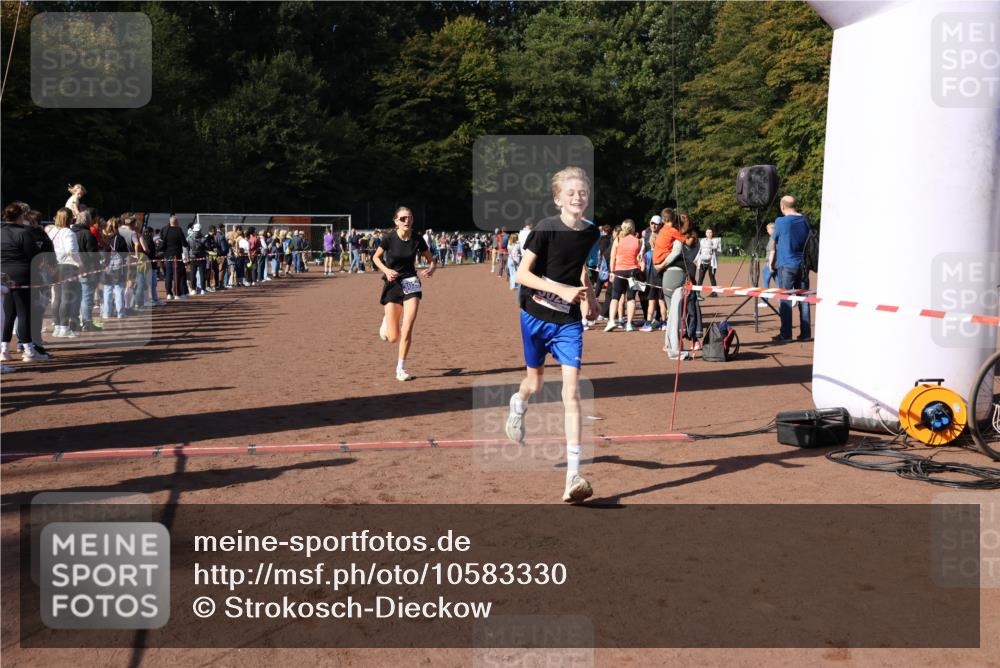 27.09.2026 - 35. Volkslauf durch das schöne Alstertal Strokosch-Dieckow http://msf.ph/oto/10583330 27.09.2026 11:28:34 Ziel 2999, 3025, 3026, 3293 meine-sportfotos.de