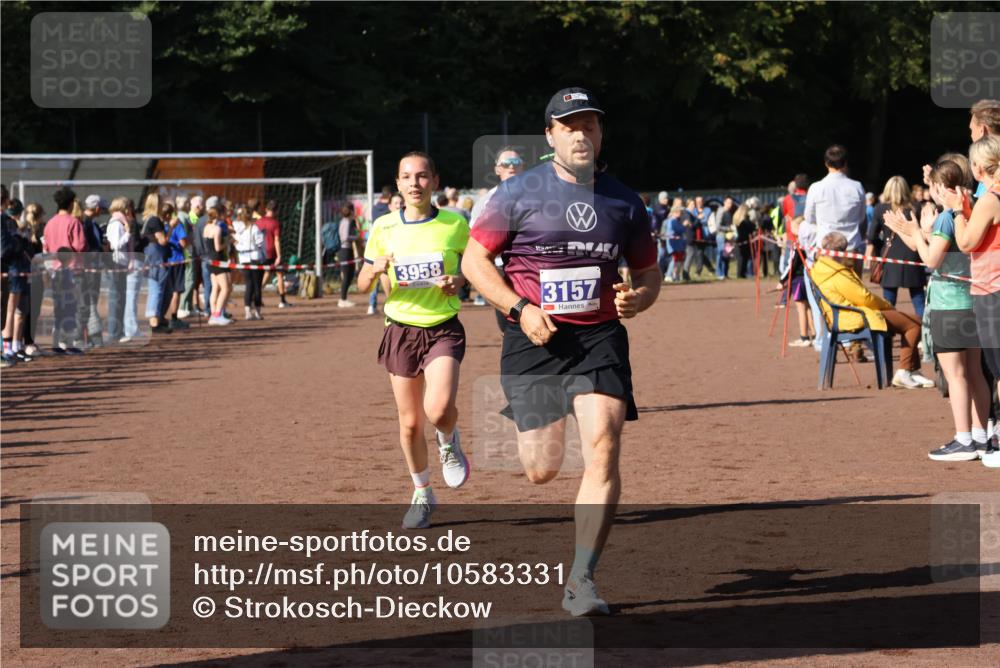 27.09.2026 - 35. Volkslauf durch das schöne Alstertal Strokosch-Dieckow http://msf.ph/oto/10583331 27.09.2026 11:26:47 Ziel 1411, 3157, 3396, 3958 meine-sportfotos.de