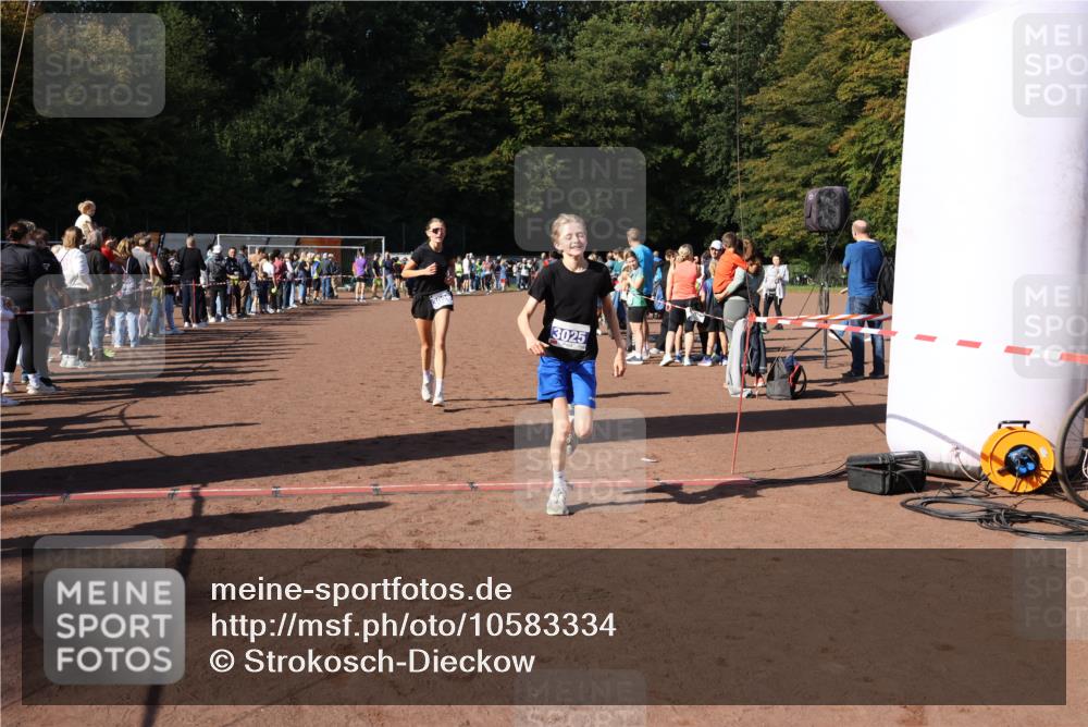 27.09.2026 - 35. Volkslauf durch das schöne Alstertal Strokosch-Dieckow http://msf.ph/oto/10583334 27.09.2026 11:28:33 Ziel 2999, 3025, 3026, 3293 meine-sportfotos.de