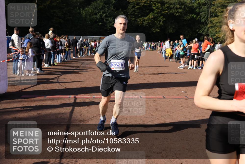 27.09.2026 - 35. Volkslauf durch das schöne Alstertal Strokosch-Dieckow http://msf.ph/oto/10583335 27.09.2026 11:28:32 Ziel 2999, 3025, 3026, 3293 meine-sportfotos.de