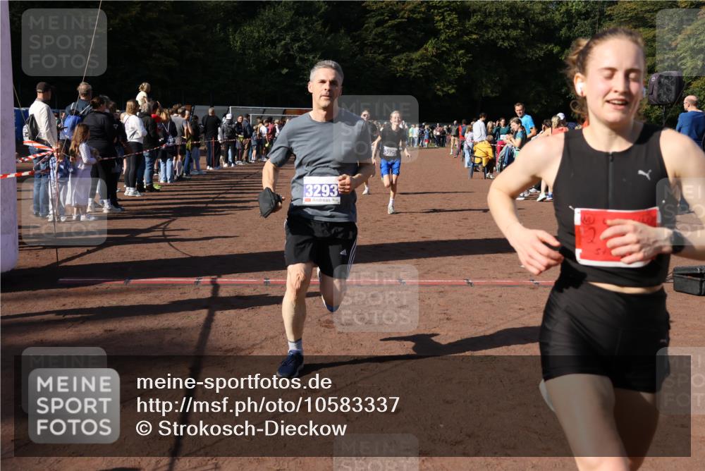 27.09.2026 - 35. Volkslauf durch das schöne Alstertal Strokosch-Dieckow http://msf.ph/oto/10583337 27.09.2026 11:28:32 Ziel 2999, 3025, 3026, 3293 meine-sportfotos.de