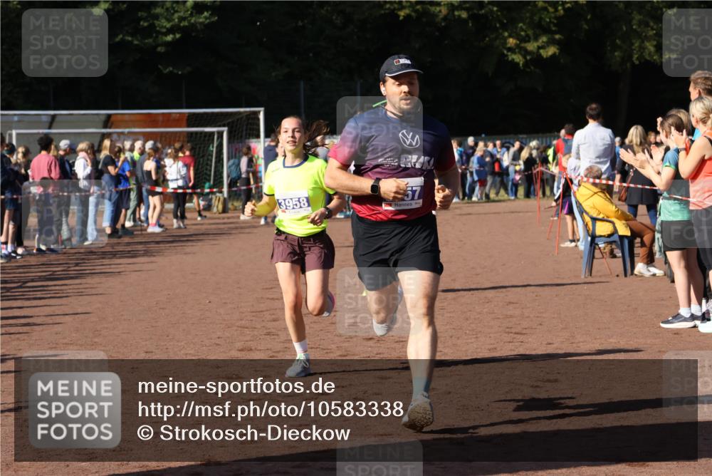 27.09.2026 - 35. Volkslauf durch das schöne Alstertal Strokosch-Dieckow http://msf.ph/oto/10583338 27.09.2026 11:26:47 Ziel 1411, 3157, 3396, 3958 meine-sportfotos.de