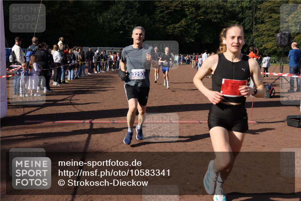27.09.2026 - 35. Volkslauf durch das schöne Alstertal Strokosch-Dieckow http://msf.ph/oto/10583341 27.09.2026 11:28:31 Ziel 2999, 3025, 3026, 3293 meine-sportfotos.de