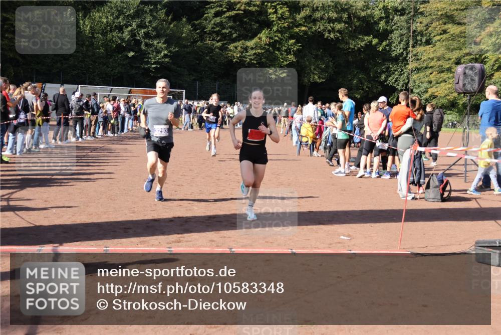 27.09.2026 - 35. Volkslauf durch das schöne Alstertal Strokosch-Dieckow http://msf.ph/oto/10583348 27.09.2026 11:28:30 Ziel 2999, 3025, 3026, 3293 meine-sportfotos.de