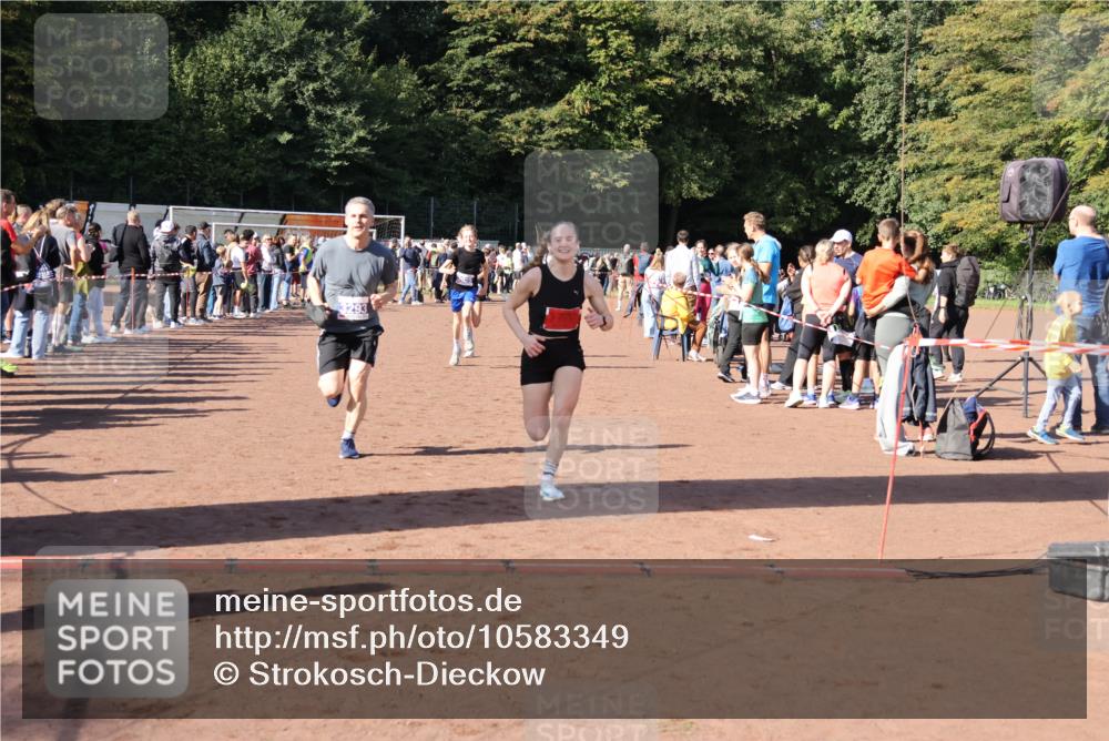 27.09.2026 - 35. Volkslauf durch das schöne Alstertal Strokosch-Dieckow http://msf.ph/oto/10583349 27.09.2026 11:28:30 Ziel 2999, 3025, 3026, 3293 meine-sportfotos.de