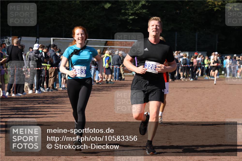 27.09.2026 - 35. Volkslauf durch das schöne Alstertal Strokosch-Dieckow http://msf.ph/oto/10583356 27.09.2026 11:28:22 Ziel 2999, 3229, 3287, 3293, 3983 meine-sportfotos.de