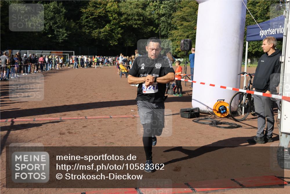 27.09.2026 - 35. Volkslauf durch das schöne Alstertal Strokosch-Dieckow http://msf.ph/oto/10583362 27.09.2026 11:26:39 Ziel 3227, 3291, 3366, 3367 meine-sportfotos.de