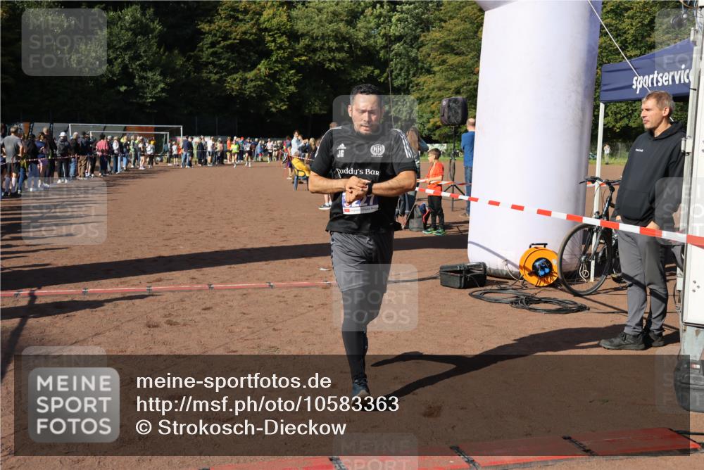 27.09.2026 - 35. Volkslauf durch das schöne Alstertal Strokosch-Dieckow http://msf.ph/oto/10583363 27.09.2026 11:26:39 Ziel 3227, 3291, 3366, 3367 meine-sportfotos.de