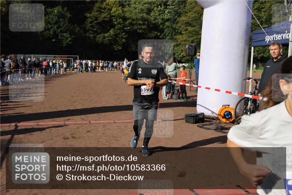 27.09.2026 - 35. Volkslauf durch das schöne Alstertal Strokosch-Dieckow http://msf.ph/oto/10583366 27.09.2026 11:26:39 Ziel 3227, 3291, 3366, 3367 meine-sportfotos.de