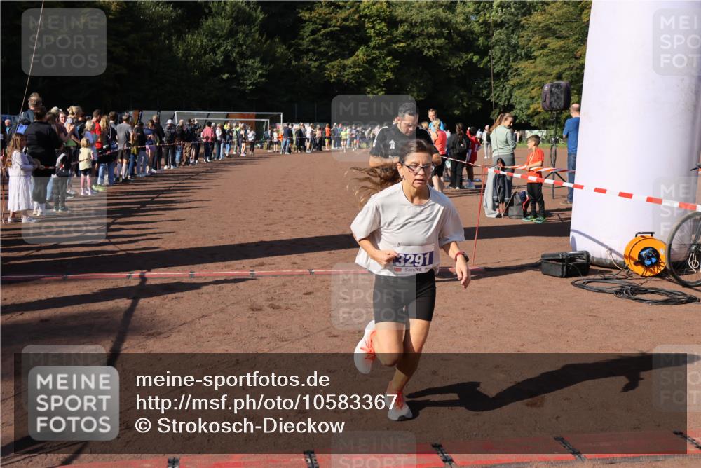 27.09.2026 - 35. Volkslauf durch das schöne Alstertal Strokosch-Dieckow http://msf.ph/oto/10583367 27.09.2026 11:26:38 Ziel 3152, 3227, 3291, 3366, 3367 meine-sportfotos.de
