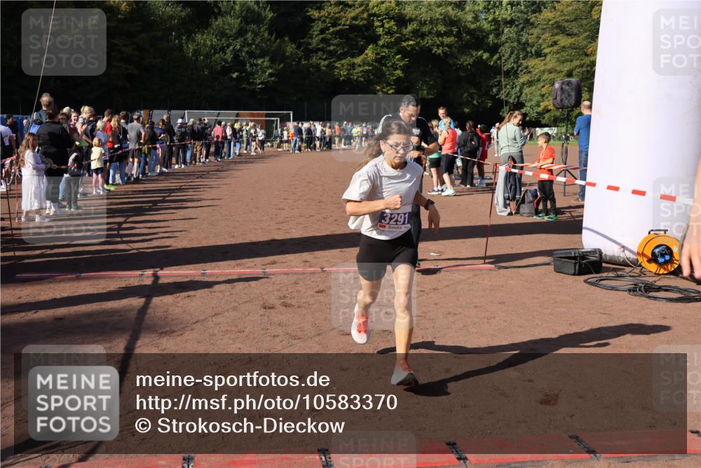 27.09.2026 - 35. Volkslauf durch das schöne Alstertal Strokosch-Dieckow http://msf.ph/oto/10583370 27.09.2026 11:26:38 Ziel 3152, 3227, 3291, 3366, 3367 meine-sportfotos.de