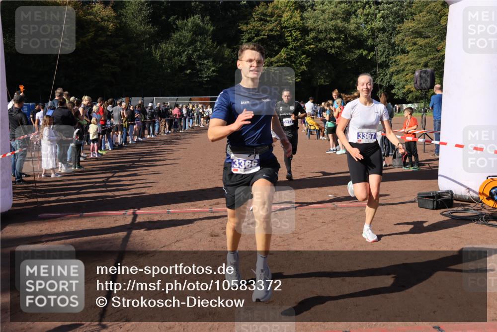 27.09.2026 - 35. Volkslauf durch das schöne Alstertal Strokosch-Dieckow http://msf.ph/oto/10583372 27.09.2026 11:26:37 Ziel 3152, 3227, 3291, 3366, 3367 meine-sportfotos.de