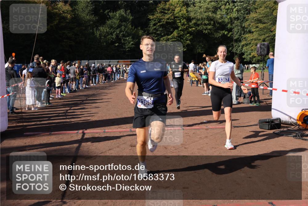 27.09.2026 - 35. Volkslauf durch das schöne Alstertal Strokosch-Dieckow http://msf.ph/oto/10583373 27.09.2026 11:26:36 Ziel 1001, 3152, 3227, 3291, 3366, 3367 meine-sportfotos.de