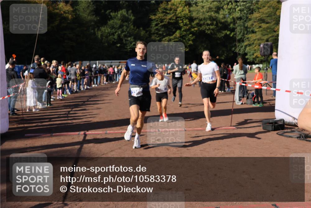 27.09.2026 - 35. Volkslauf durch das schöne Alstertal Strokosch-Dieckow http://msf.ph/oto/10583378 27.09.2026 11:26:36 Ziel 1001, 3152, 3227, 3291, 3366, 3367 meine-sportfotos.de