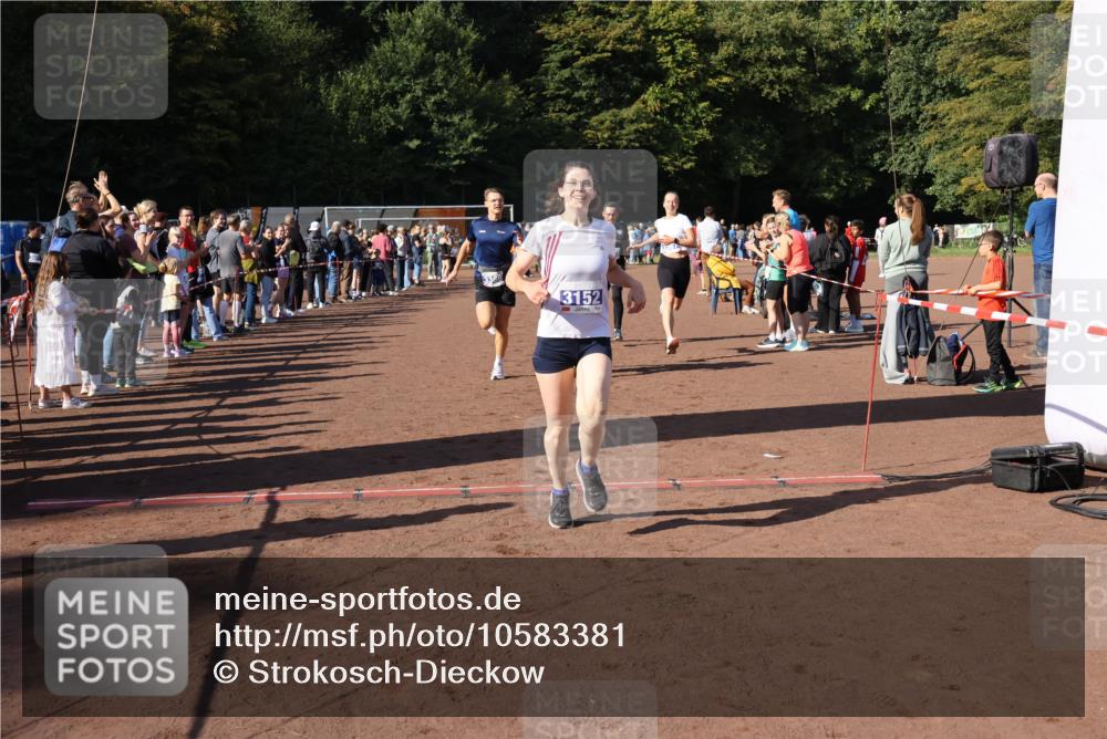 27.09.2026 - 35. Volkslauf durch das schöne Alstertal Strokosch-Dieckow http://msf.ph/oto/10583381 27.09.2026 11:26:35 Ziel 1001, 3152, 3227, 3291, 3366, 3367 meine-sportfotos.de