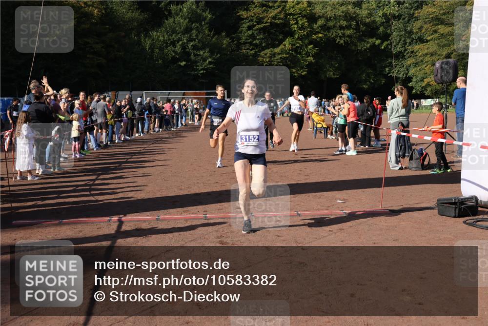27.09.2026 - 35. Volkslauf durch das schöne Alstertal Strokosch-Dieckow http://msf.ph/oto/10583382 27.09.2026 11:26:35 Ziel 1001, 3152, 3227, 3291, 3366, 3367 meine-sportfotos.de